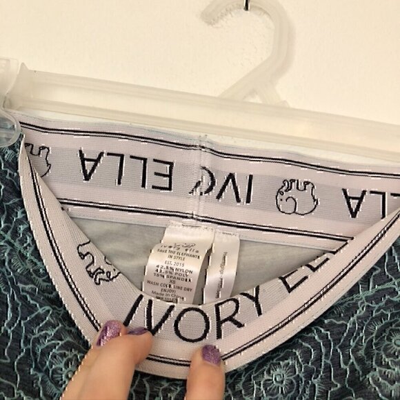 IVORY ELLA Blue Rose Floral Spellout Waistband Cropped or Capri Active Leggings - Picture 6 of 10